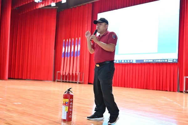 坪頂分隊周信宏小隊長滅火器介紹